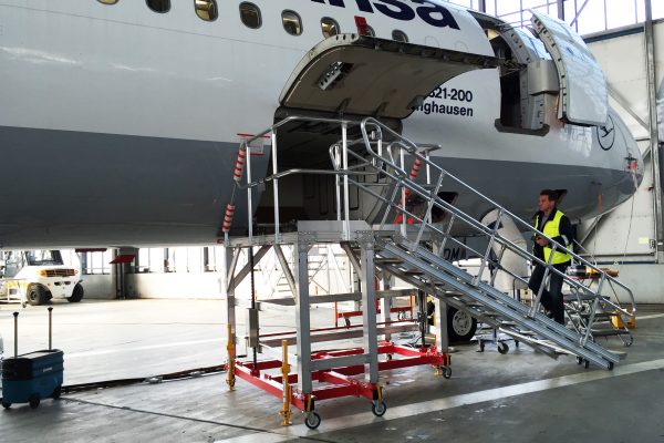 Variable Height Wide Body Cargo Bay Platform